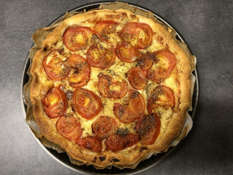 Recette de tarte au cantal et à la tomate - Cuisine avec nous